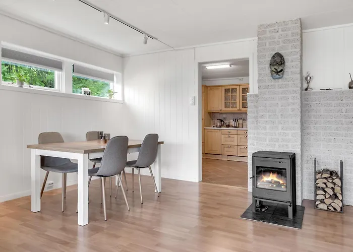 Cozy Arctic Hideaway L Fireplace L Parking *