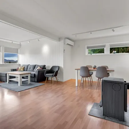 Daire Cozy Arctic Hideaway L Fireplace L Parking Tromsø